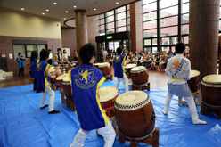 仙台育英獅子太鼓部による演奏披露