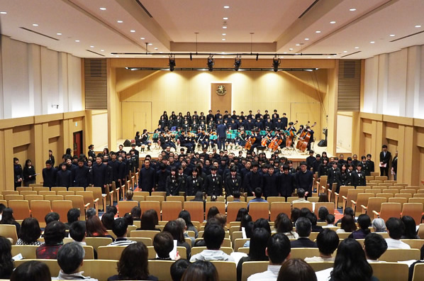 各学年が協力しあい、 想いをこめた日々を 音楽にのせてお届けします